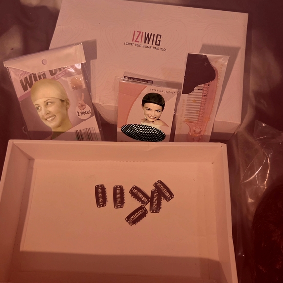 NEW IZIWIG 16" Curly Remy Human Hair Wig - #4 Chocolate Brown - Estate Piece - Picture 2 of 7